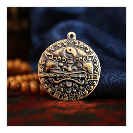 邪氣をよけ、福を呼びこむ「剣獅子銅銭」